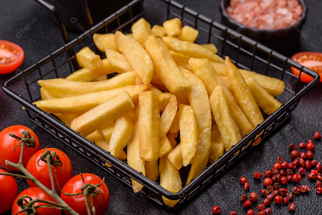 A imagem mostra batatas fritas (ou french fries), um alimento popular feito de batatas cortadas em tiras e fritas em óleo quente