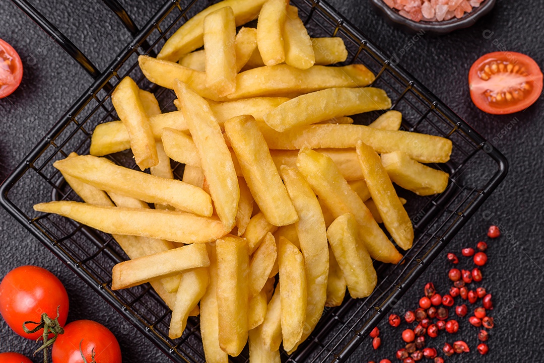 A imagem mostra batatas fritas (ou french fries), um alimento popular feito de batatas cortadas em tiras e fritas em óleo quente