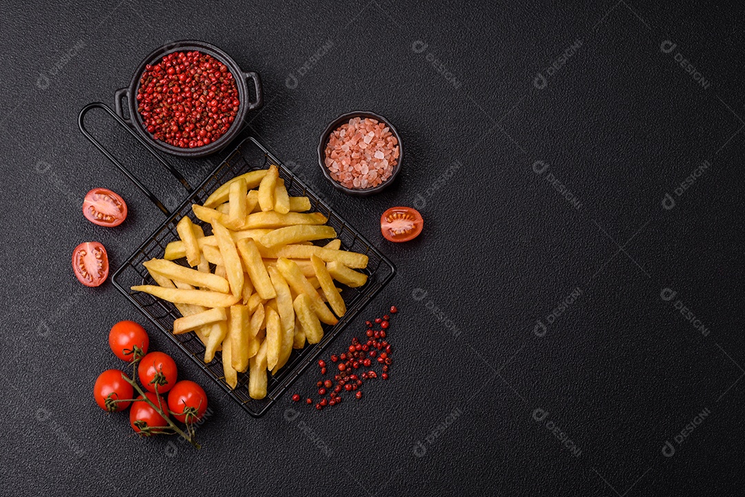 A imagem mostra batatas fritas (ou french fries), um alimento popular feito de batatas cortadas em tiras e fritas em óleo quente