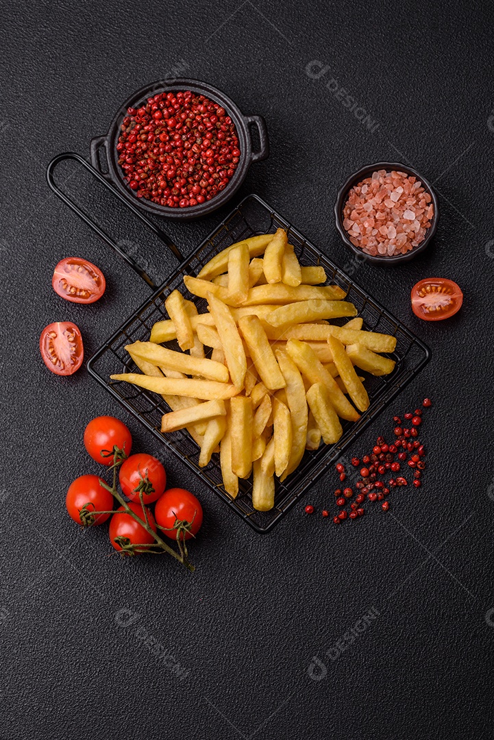 A imagem mostra batatas fritas (ou french fries), um alimento popular feito de batatas cortadas em tiras e fritas em óleo quente