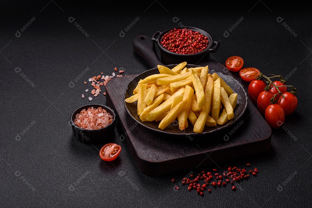 A imagem mostra batatas fritas (ou french fries), um alimento popular feito de batatas cortadas em tiras e fritas em óleo quente