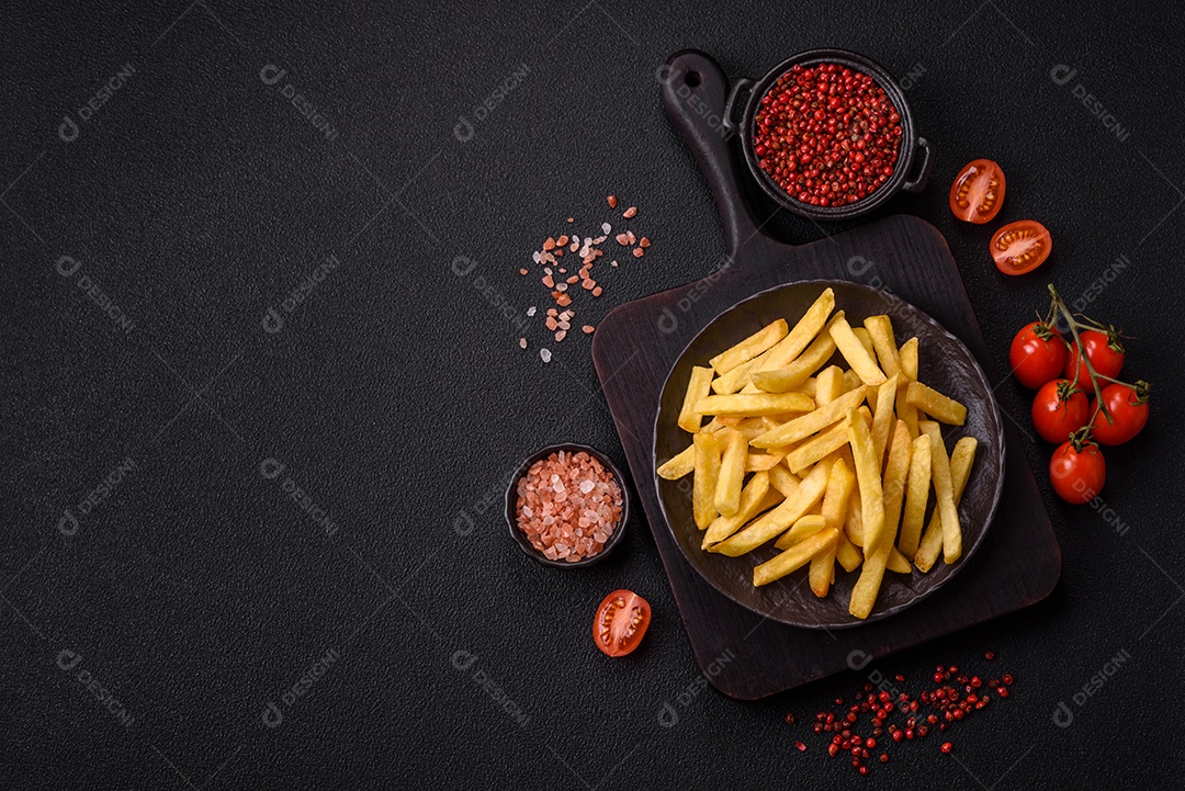 A imagem mostra batatas fritas (ou french fries), um alimento popular feito de batatas cortadas em tiras e fritas em óleo quente
