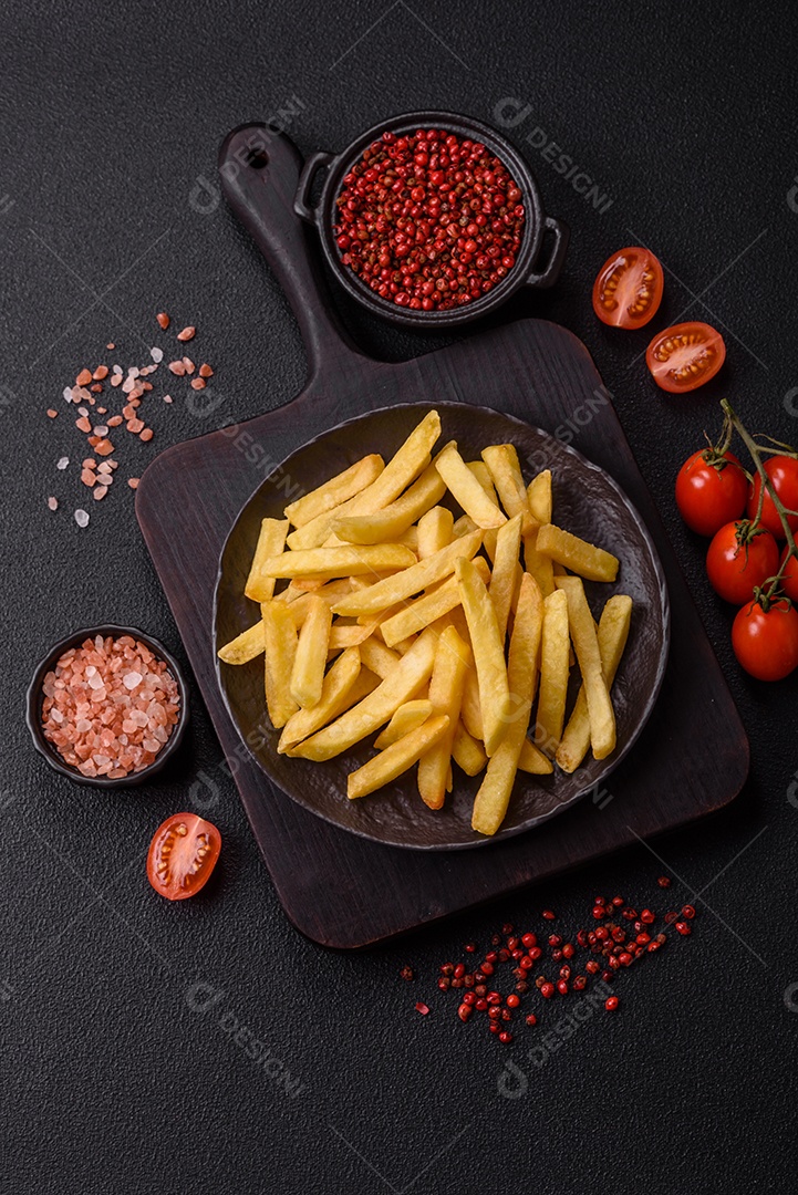 A imagem mostra batatas fritas (ou french fries), um alimento popular feito de batatas cortadas em tiras e fritas em óleo quente