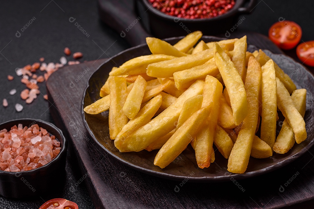 A imagem mostra batatas fritas (ou french fries), um alimento popular feito de batatas cortadas em tiras e fritas em óleo quente