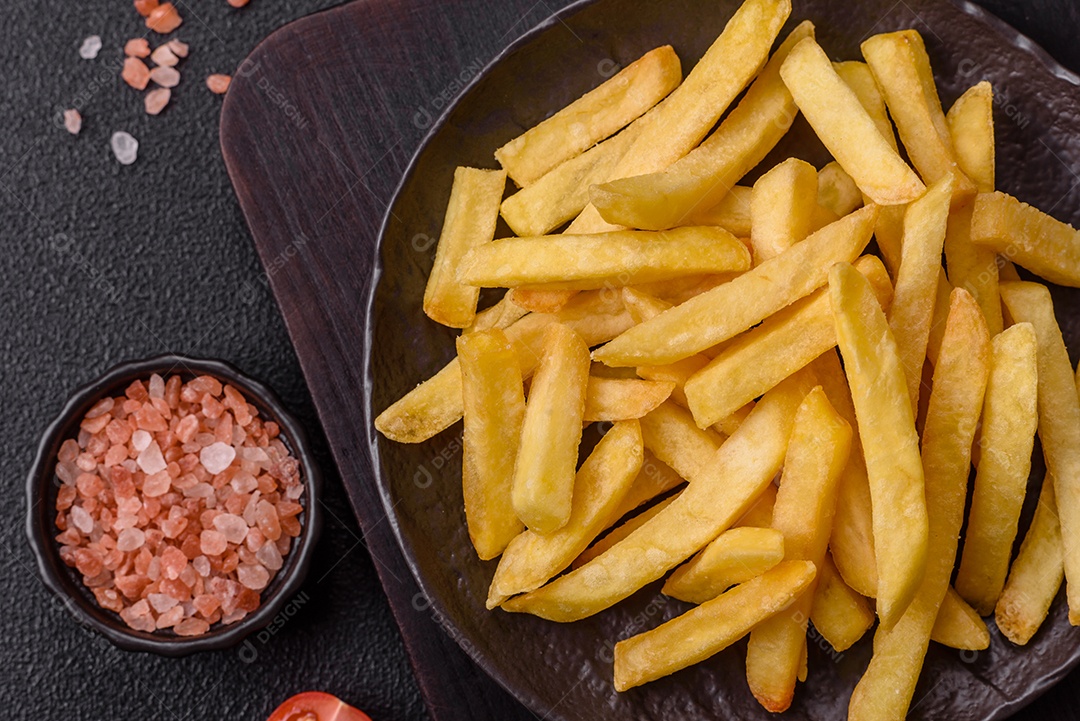 A imagem mostra batatas fritas (ou french fries), um alimento popular feito de batatas cortadas em tiras e fritas em óleo quente