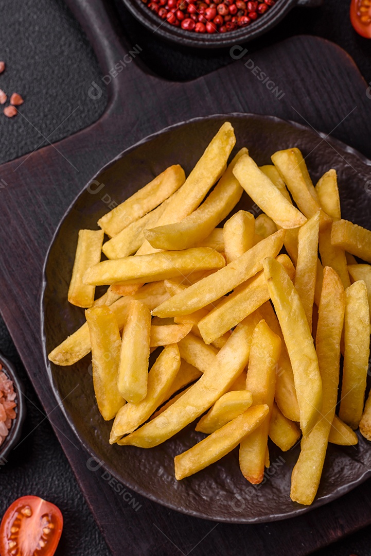 A imagem mostra batatas fritas (ou french fries), um alimento popular feito de batatas cortadas em tiras e fritas em óleo quente