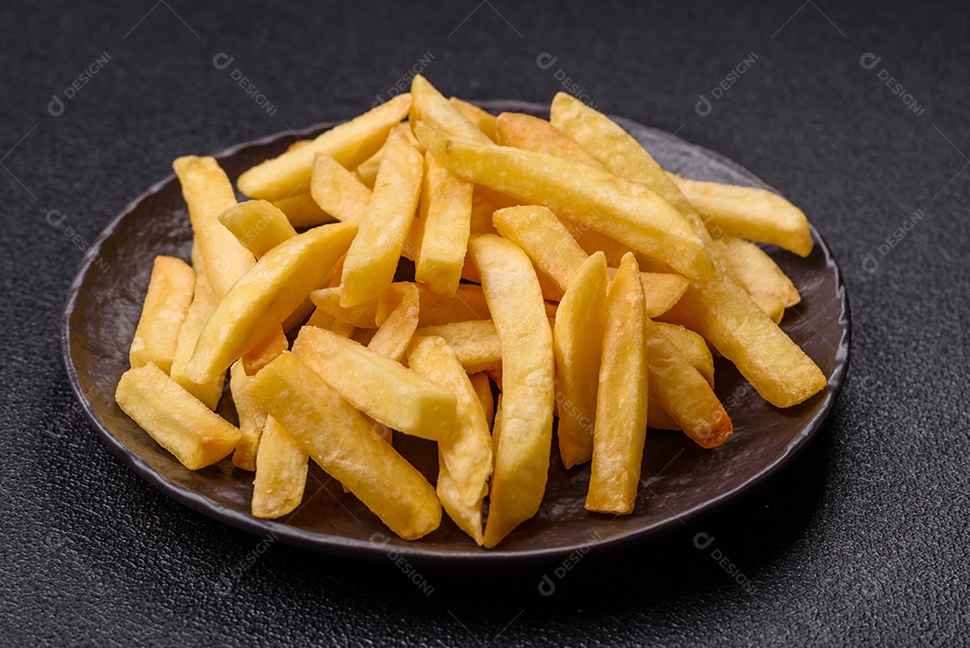 A imagem mostra batatas fritas (ou french fries), um alimento popular feito de batatas cortadas em tiras e fritas em óleo quente