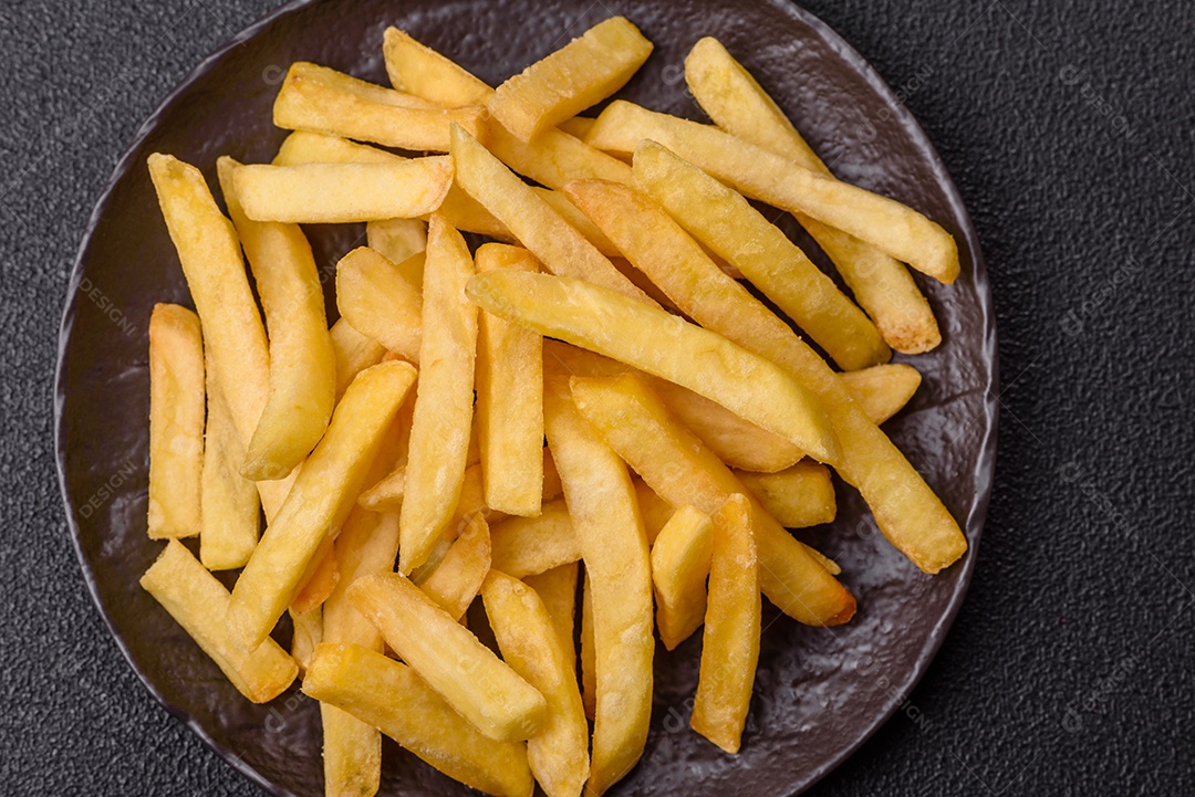 A imagem mostra batatas fritas (ou french fries), um alimento popular feito de batatas cortadas em tiras e fritas em óleo quente