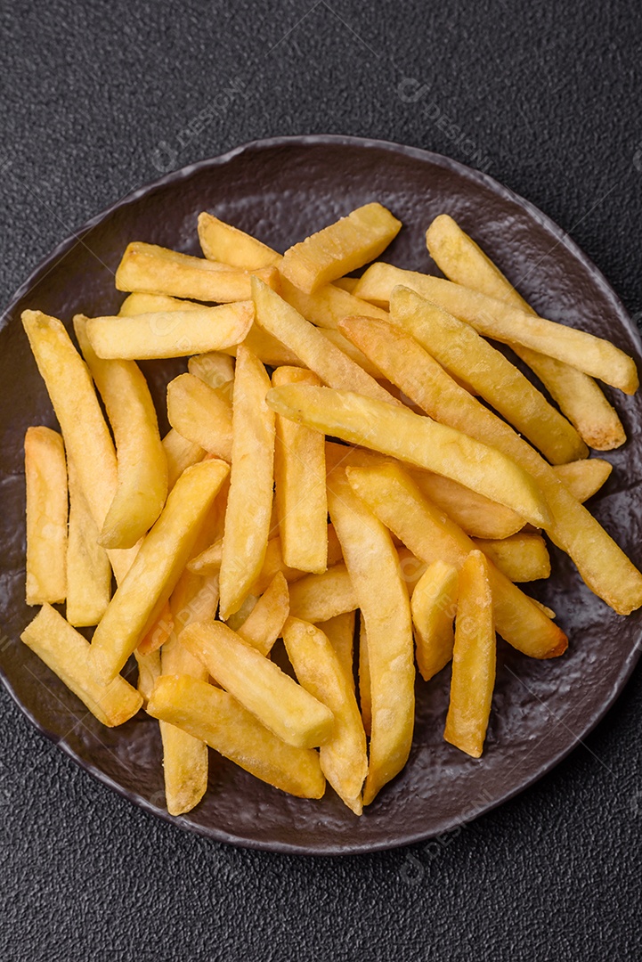 A imagem mostra batatas fritas (ou french fries), um alimento popular feito de batatas cortadas em tiras e fritas em óleo quente