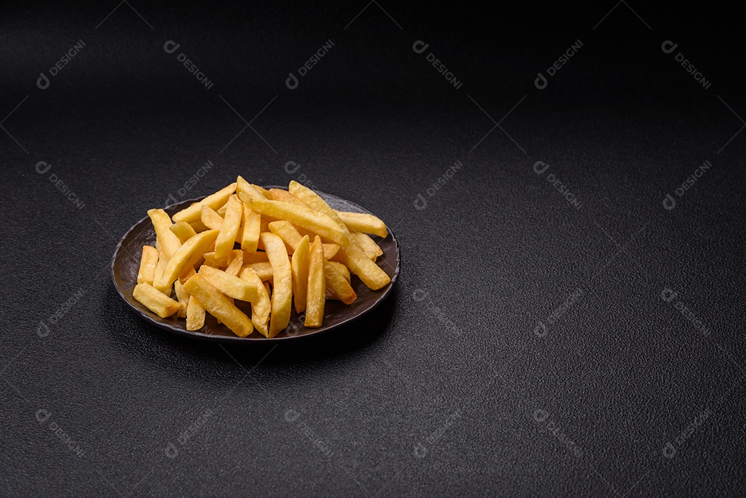 A imagem mostra batatas fritas (ou french fries), um alimento popular feito de batatas cortadas em tiras e fritas em óleo quente