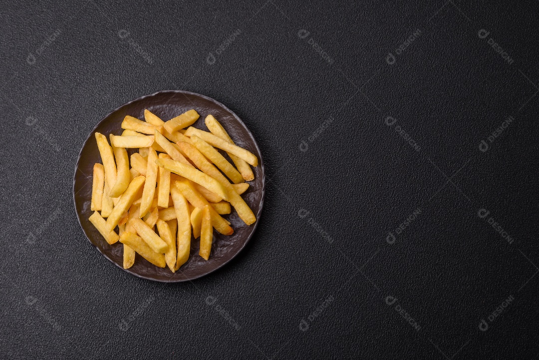 A imagem mostra batatas fritas (ou french fries), um alimento popular feito de batatas cortadas em tiras e fritas em óleo quente