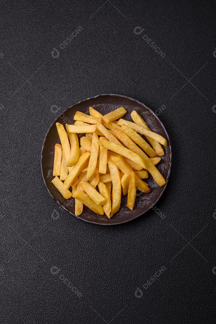 A imagem mostra batatas fritas (ou french fries), um alimento popular feito de batatas cortadas em tiras e fritas em óleo quente