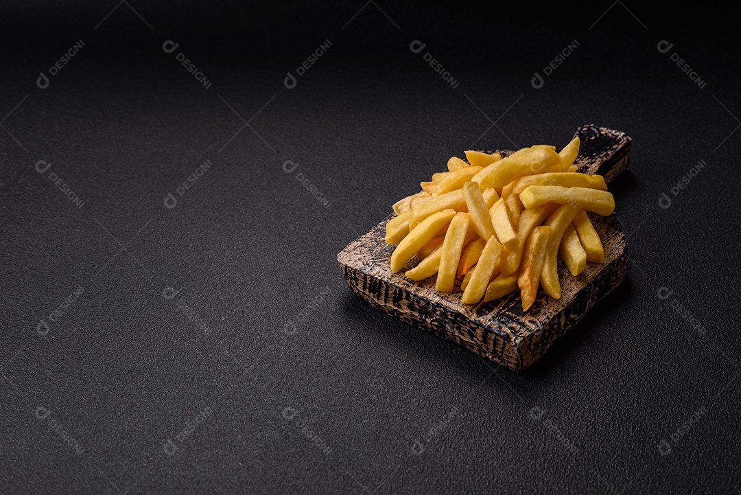 A imagem mostra batatas fritas (ou french fries), um alimento popular feito de batatas cortadas em tiras e fritas em óleo quente