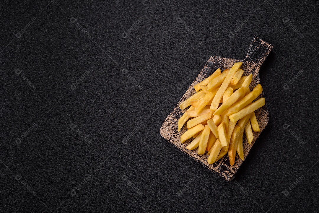 A imagem mostra batatas fritas (ou french fries), um alimento popular feito de batatas cortadas em tiras e fritas em óleo quente
