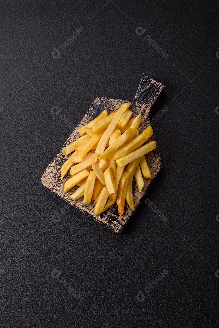 A imagem mostra batatas fritas (ou french fries), um alimento popular feito de batatas cortadas em tiras e fritas em óleo quente