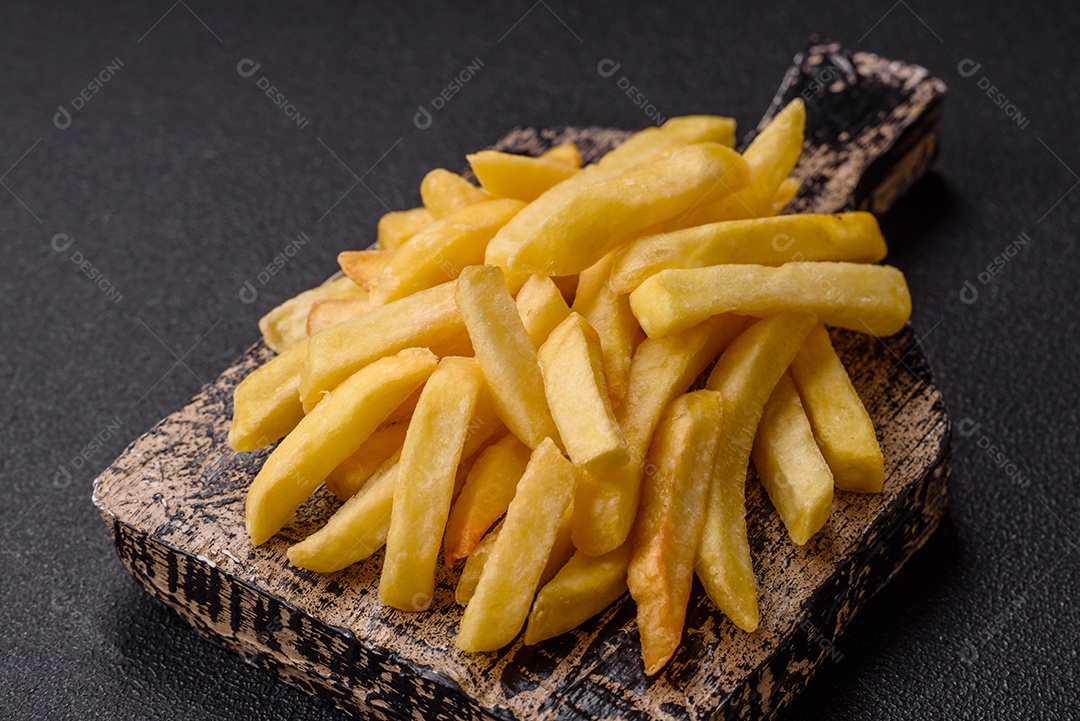A imagem mostra batatas fritas (ou french fries), um alimento popular feito de batatas cortadas em tiras e fritas em óleo quente