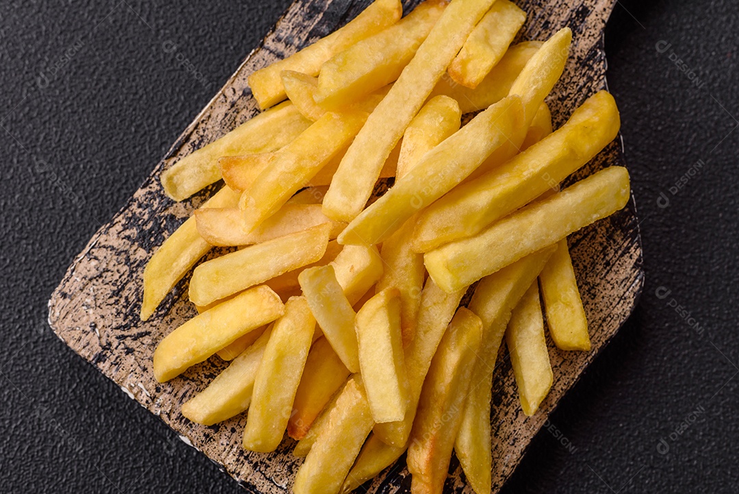 A imagem mostra batatas fritas (ou french fries), um alimento popular feito de batatas cortadas em tiras e fritas em óleo quente