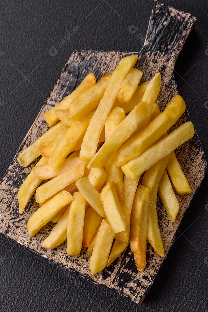 A imagem mostra batatas fritas (ou french fries), um alimento popular feito de batatas cortadas em tiras e fritas em óleo quente