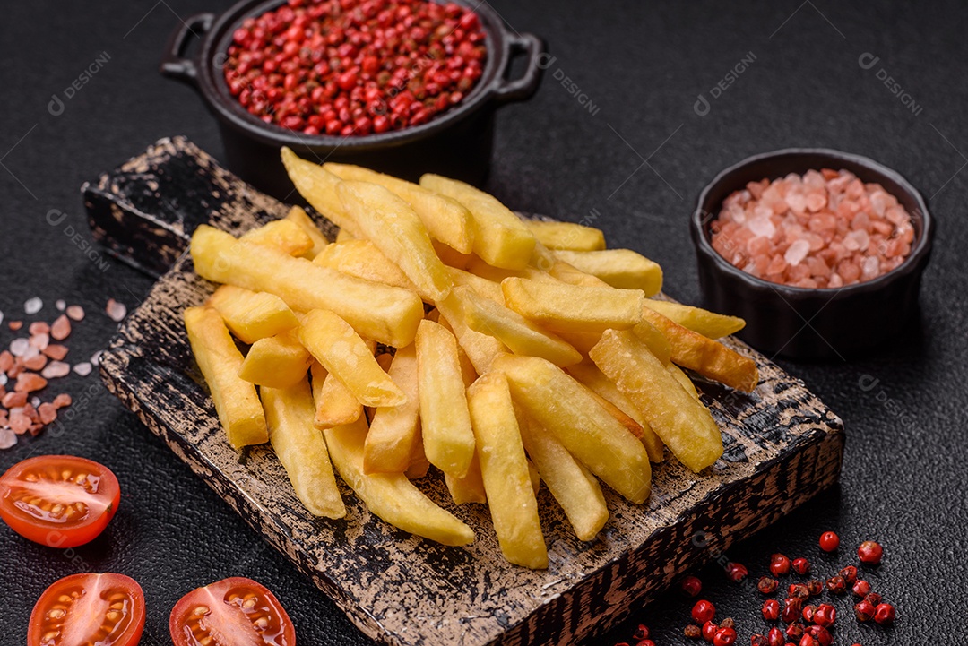 A imagem mostra batatas fritas (ou french fries), um alimento popular feito de batatas cortadas em tiras e fritas em óleo quente