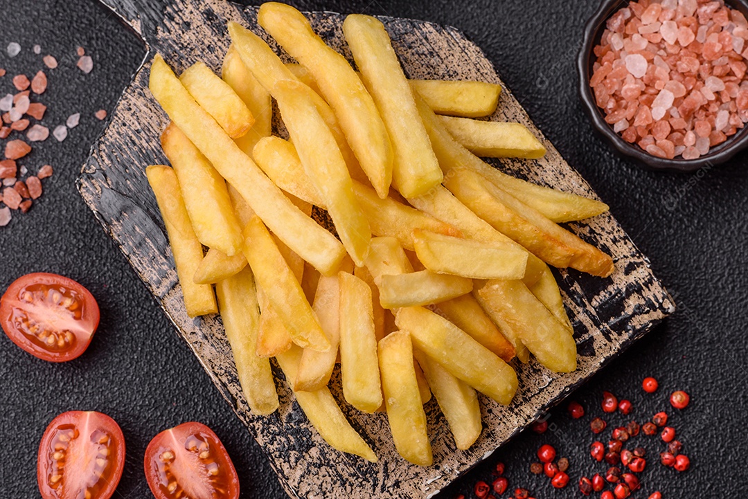 A imagem mostra batatas fritas (ou french fries), um alimento popular feito de batatas cortadas em tiras e fritas em óleo quente