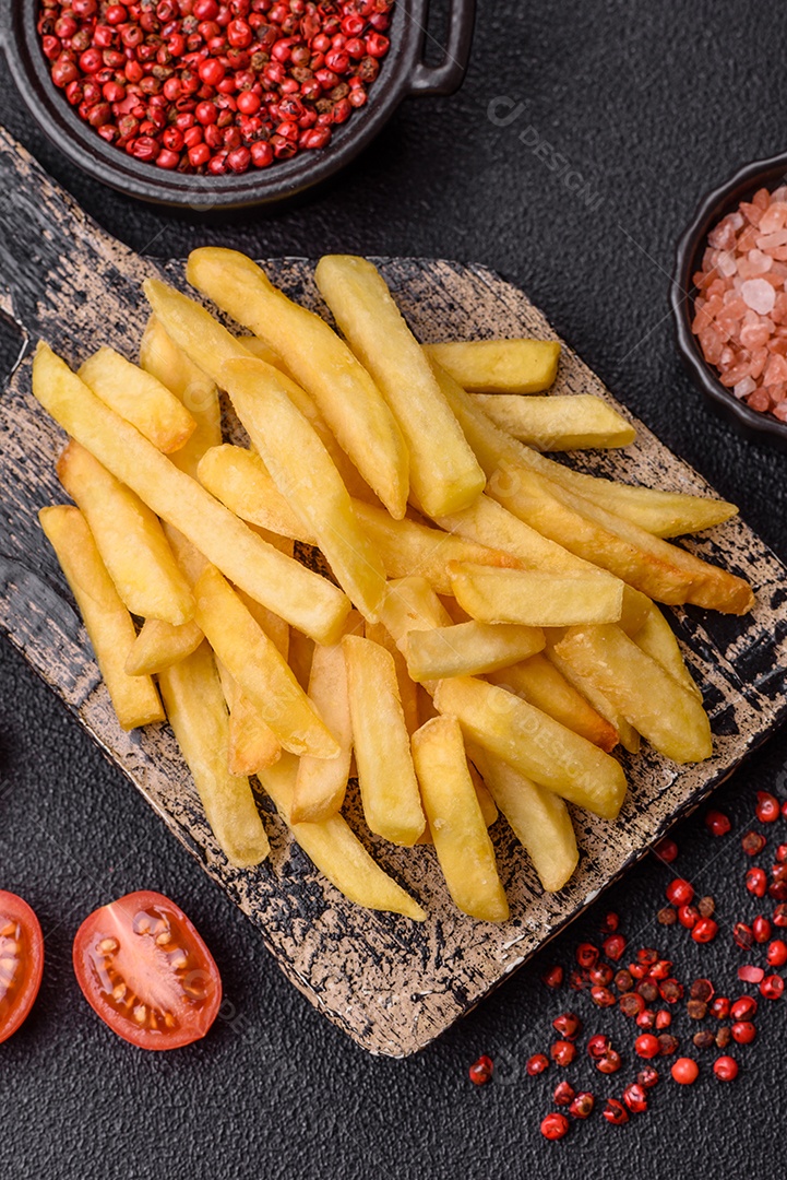 A imagem mostra batatas fritas (ou french fries), um alimento popular feito de batatas cortadas em tiras e fritas em óleo quente