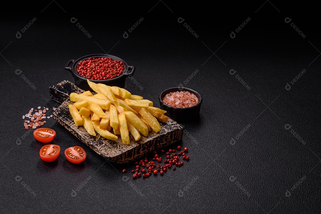 A imagem mostra batatas fritas (ou french fries), um alimento popular feito de batatas cortadas em tiras e fritas em óleo quente