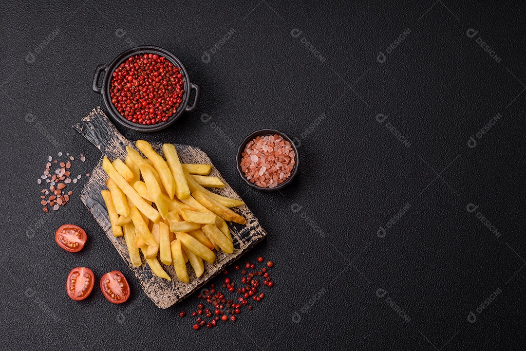A imagem mostra batatas fritas (ou french fries), um alimento popular feito de batatas cortadas em tiras e fritas em óleo quente