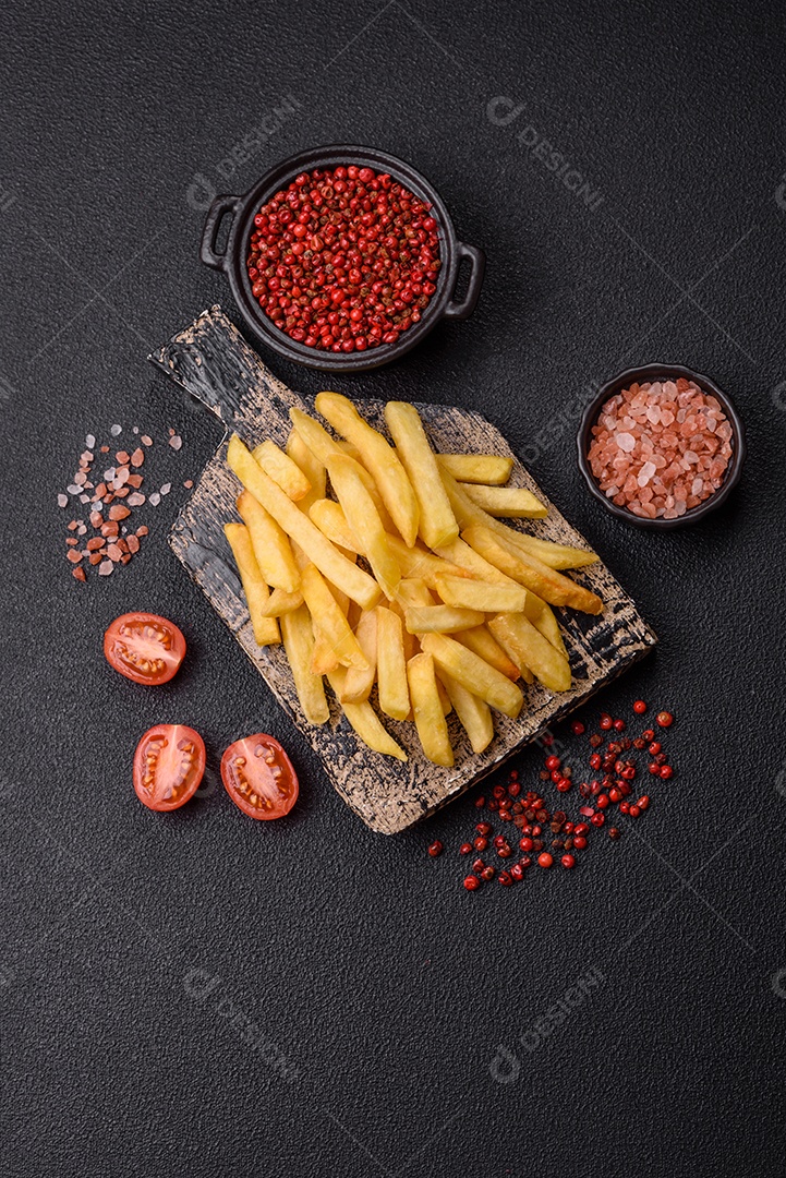 A imagem mostra batatas fritas (ou french fries), um alimento popular feito de batatas cortadas em tiras e fritas em óleo quente