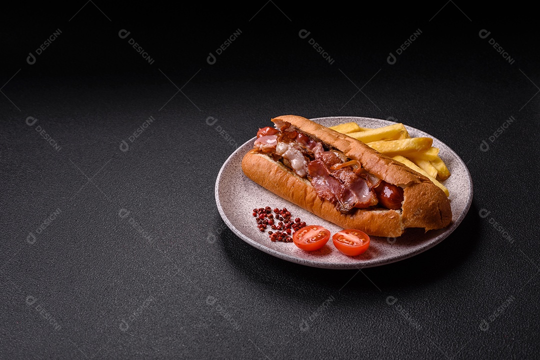 A imagem mostra um cachorro-quente prensado servido com batatas fritas