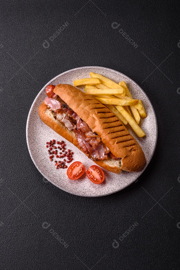 A imagem mostra um cachorro-quente prensado servido com batatas fritas