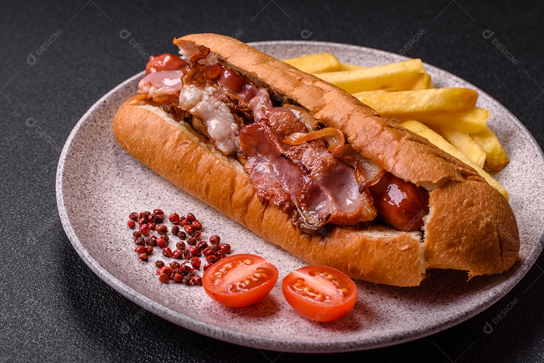 A imagem mostra um cachorro-quente prensado servido com batatas fritas
