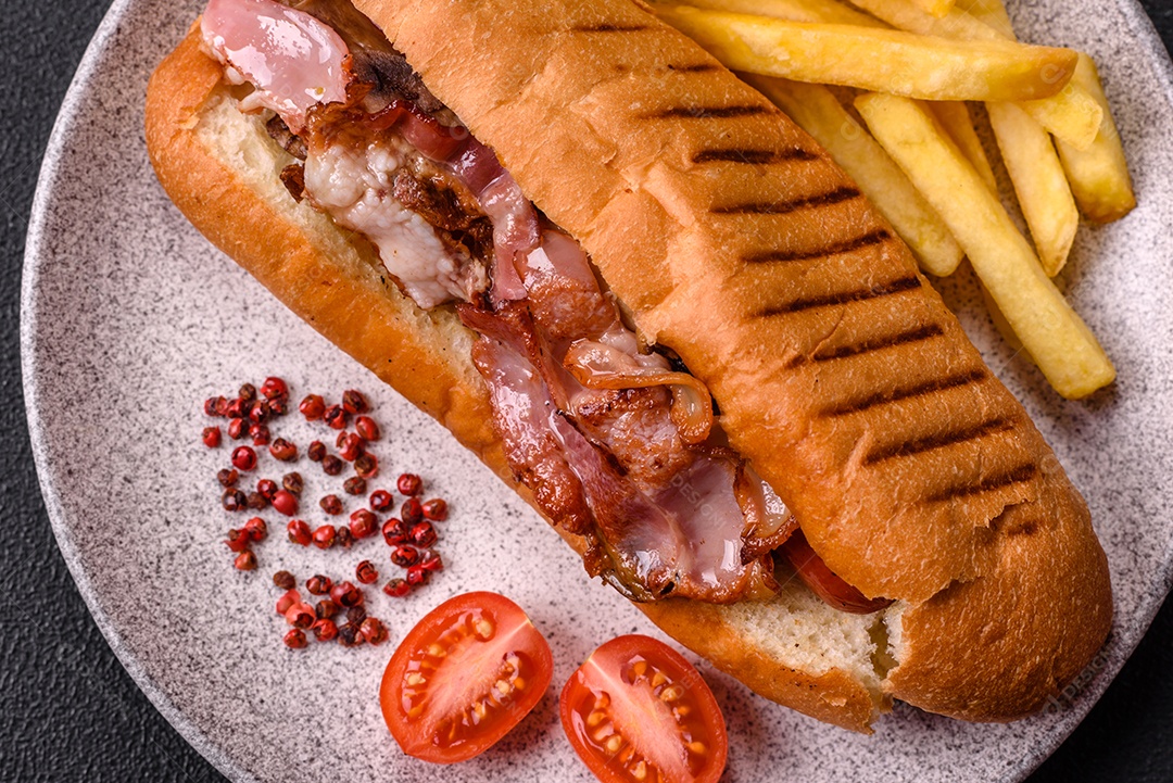 A imagem mostra um cachorro-quente prensado servido com batatas fritas