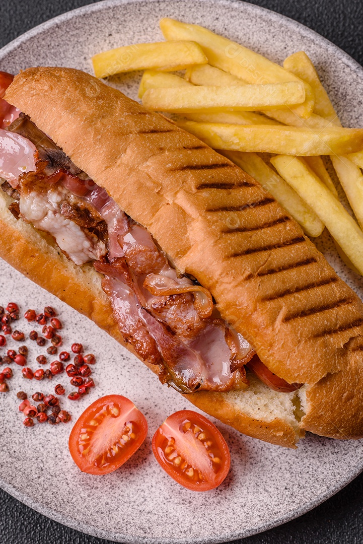 A imagem mostra um cachorro-quente prensado servido com batatas fritas