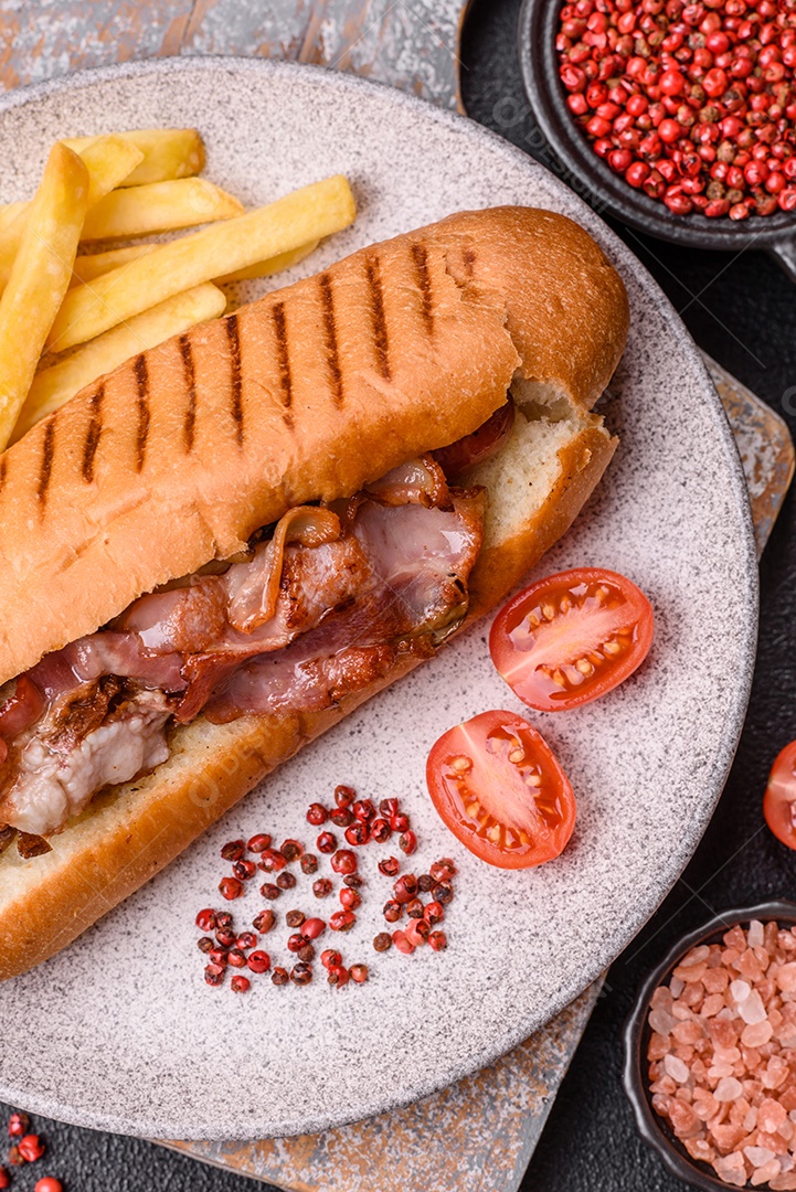 A imagem mostra um cachorro-quente prensado servido com batatas fritas
