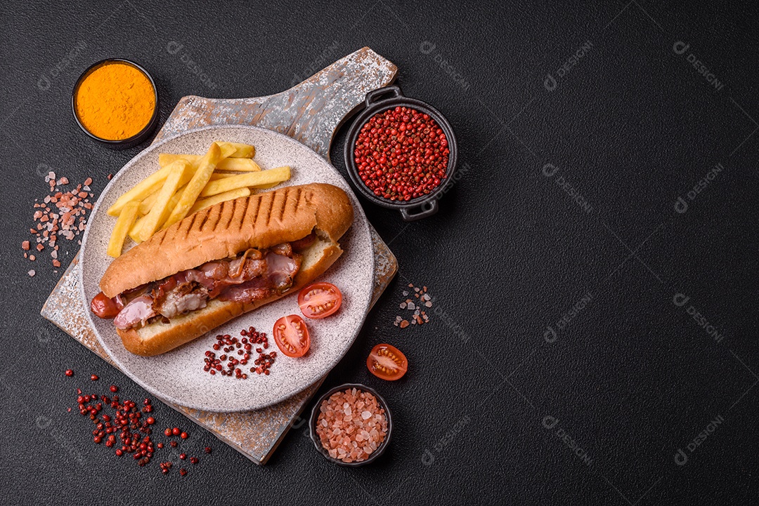 A imagem mostra um cachorro-quente prensado servido com batatas fritas