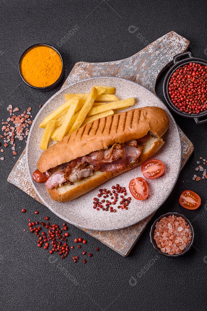 A imagem mostra um cachorro-quente prensado servido com batatas fritas