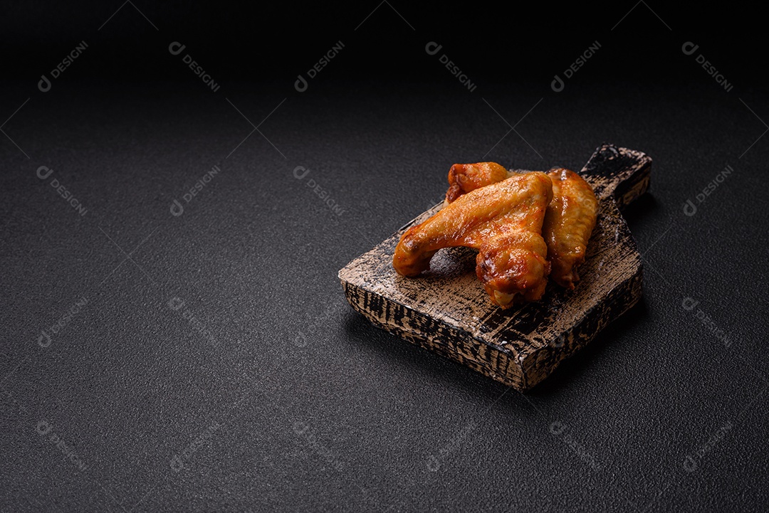 A imagem mostra pedaços de frango frito ou assado, possivelmente asas ou coxas da asa, servidos como aperitivo ou refeição