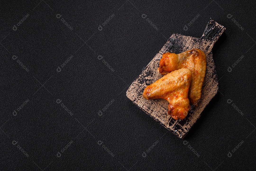 A imagem mostra pedaços de frango frito ou assado, possivelmente asas ou coxas da asa, servidos como aperitivo ou refeição