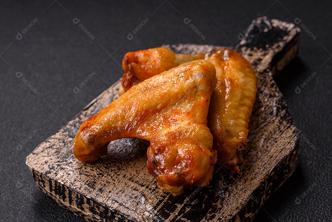 A imagem mostra pedaços de frango frito ou assado, possivelmente asas ou coxas da asa, servidos como aperitivo ou refeição