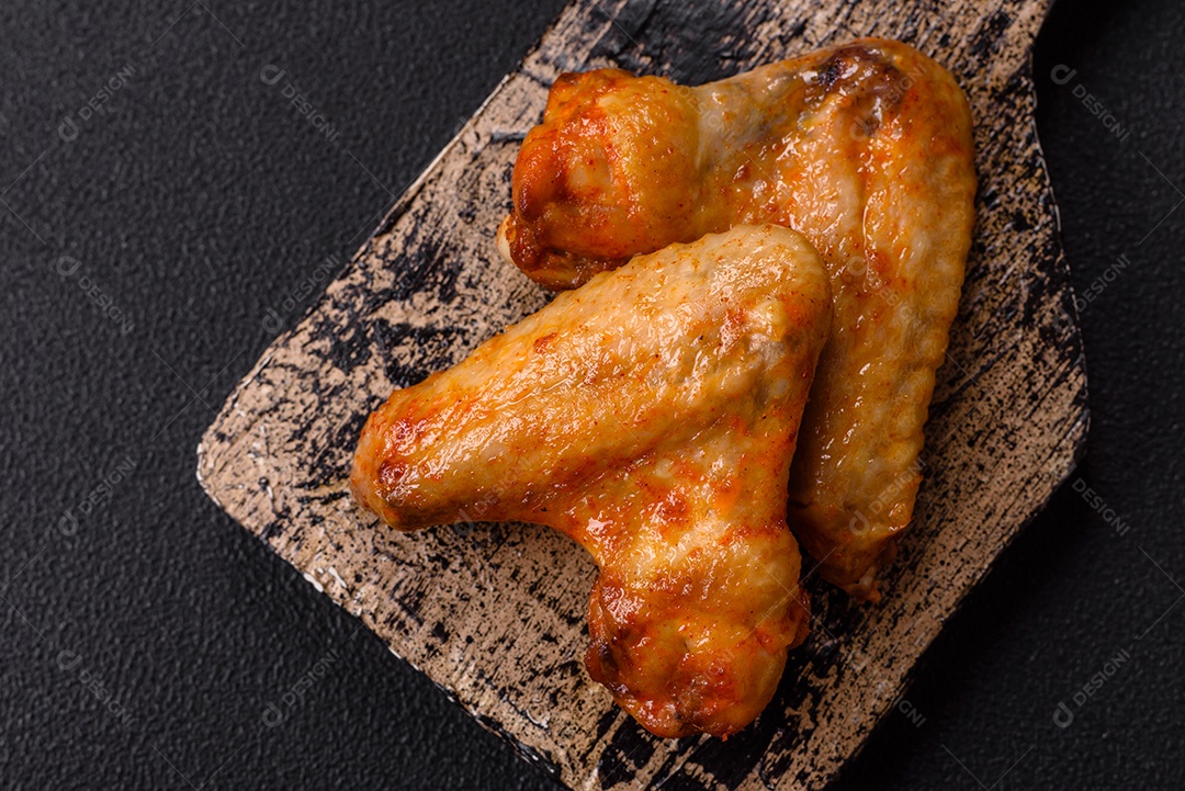 A imagem mostra pedaços de frango frito ou assado, possivelmente asas ou coxas da asa, servidos como aperitivo ou refeição