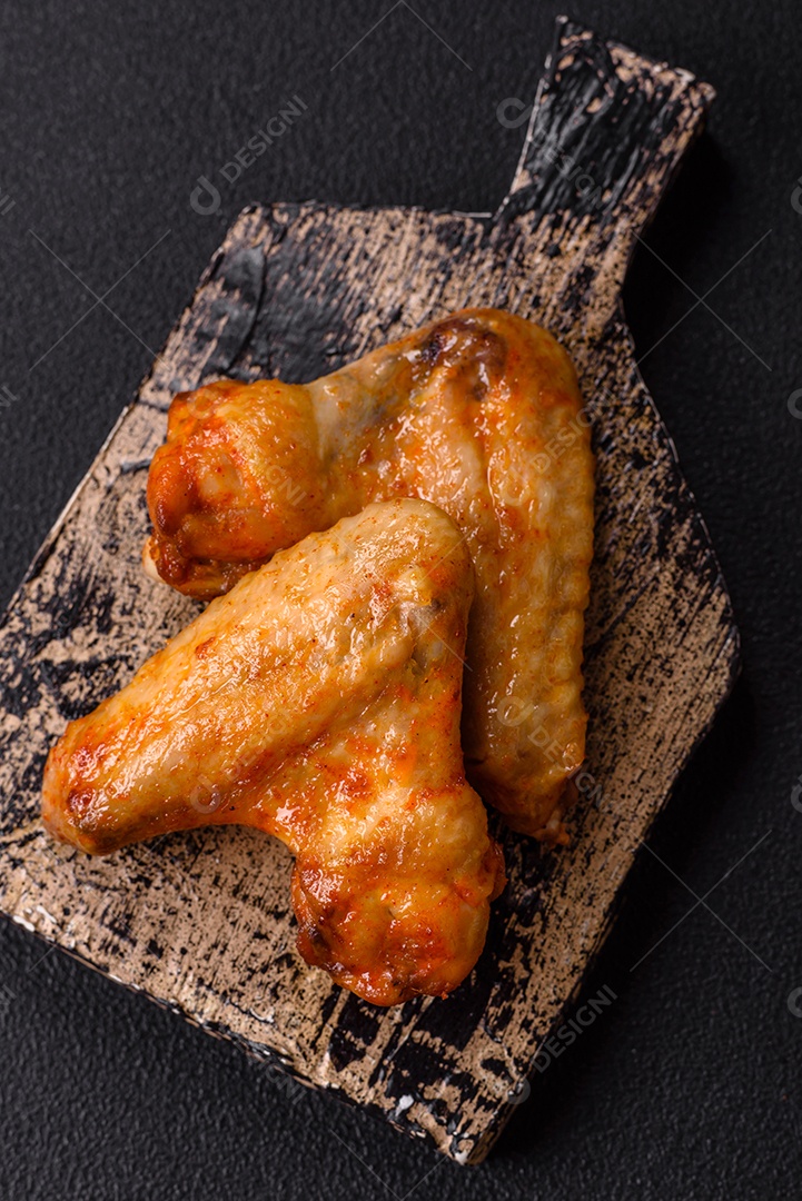 A imagem mostra pedaços de frango frito ou assado, possivelmente asas ou coxas da asa, servidos como aperitivo ou refeição