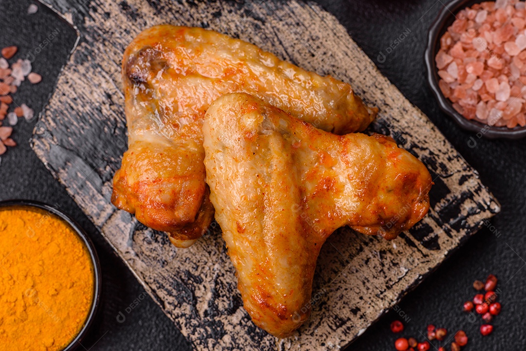 A imagem mostra pedaços de frango frito ou assado, possivelmente asas ou coxas da asa, servidos como aperitivo ou refeição