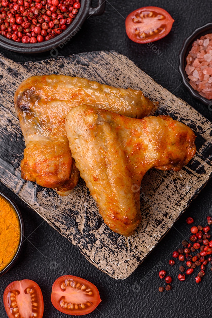 A imagem mostra pedaços de frango frito ou assado, possivelmente asas ou coxas da asa, servidos como aperitivo ou refeição