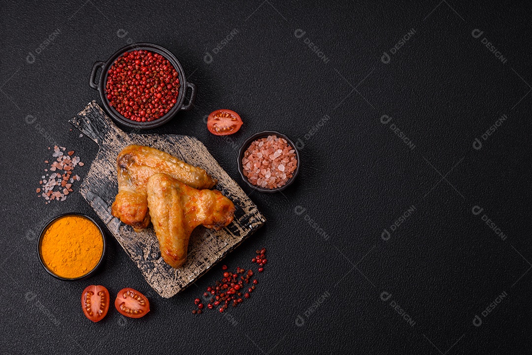 A imagem mostra pedaços de frango frito ou assado, possivelmente asas ou coxas da asa, servidos como aperitivo ou refeição