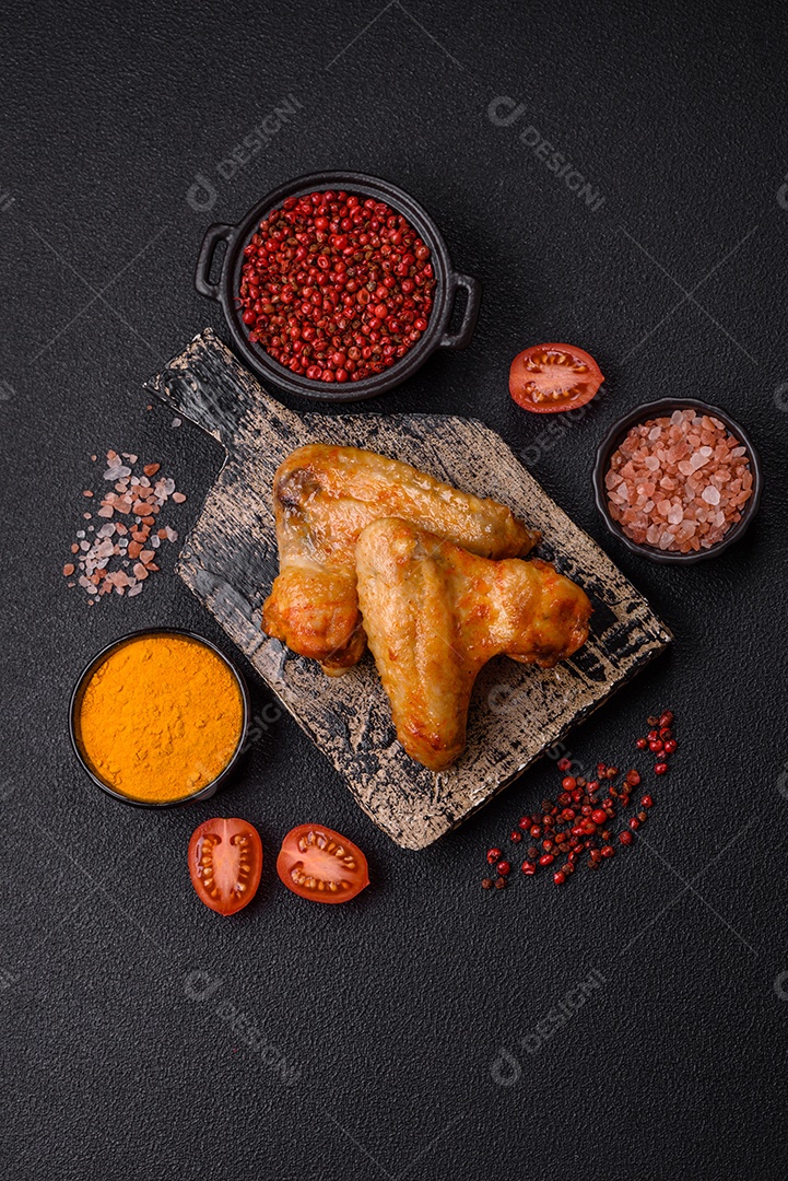 A imagem mostra pedaços de frango frito ou assado, possivelmente asas ou coxas da asa, servidos como aperitivo ou refeição