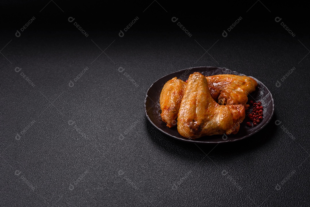 A imagem mostra pedaços de frango frito ou assado, possivelmente asas ou coxas da asa, servidos como aperitivo ou refeição