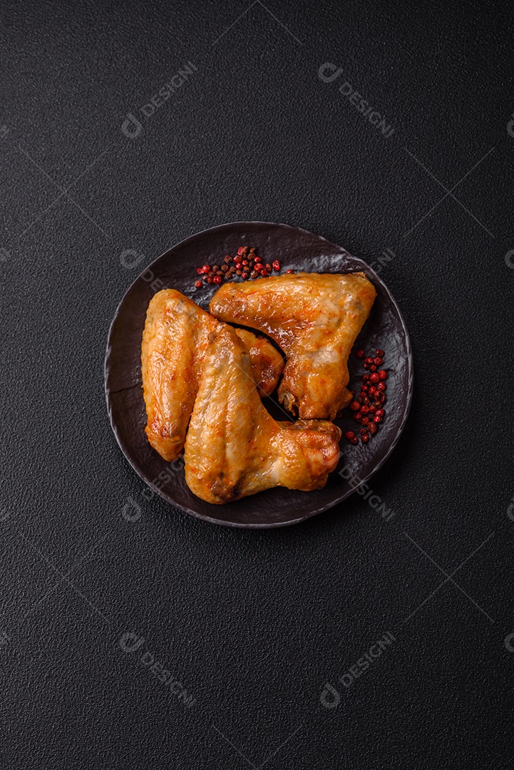 A imagem mostra pedaços de frango frito ou assado, possivelmente asas ou coxas da asa, servidos como aperitivo ou refeição