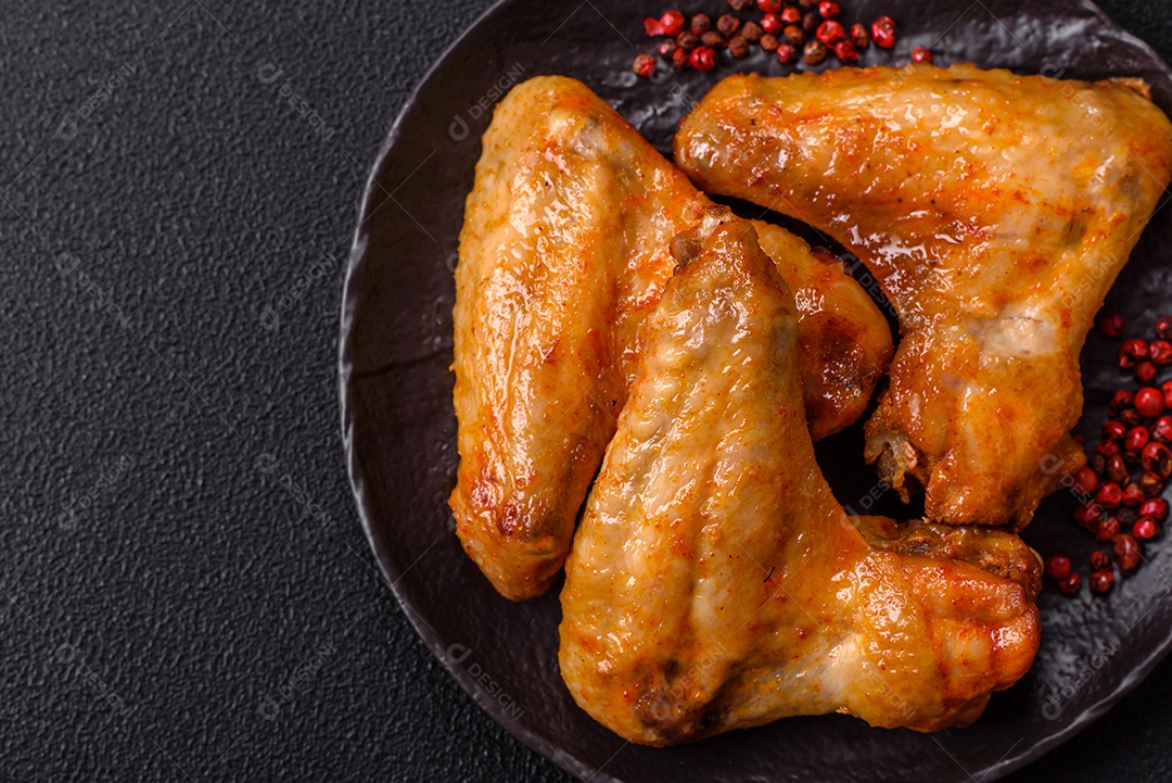 A imagem mostra pedaços de frango frito ou assado, possivelmente asas ou coxas da asa, servidos como aperitivo ou refeição