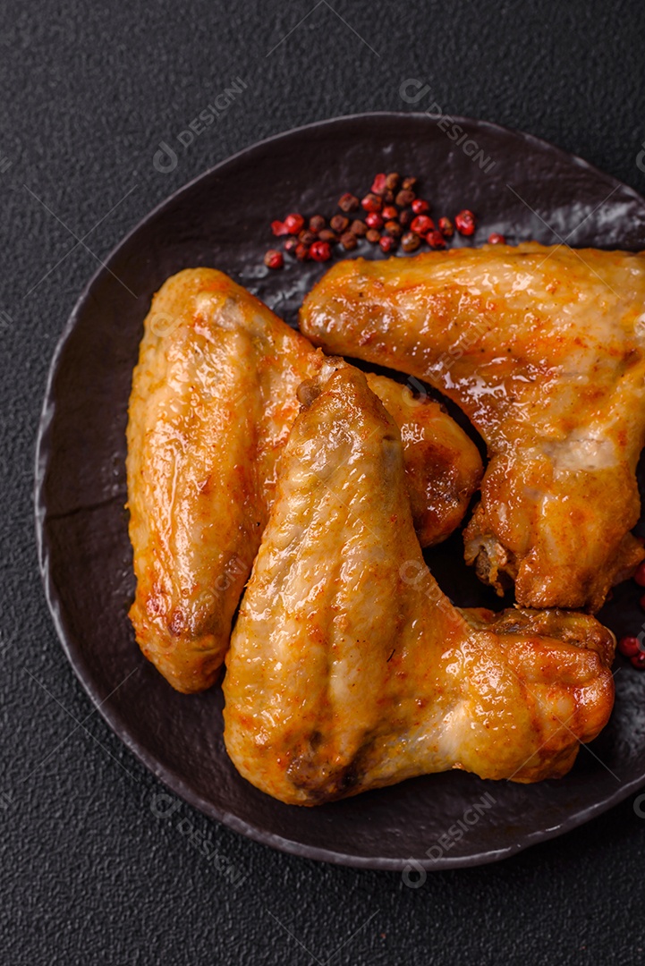 A imagem mostra pedaços de frango frito ou assado, possivelmente asas ou coxas da asa, servidos como aperitivo ou refeição