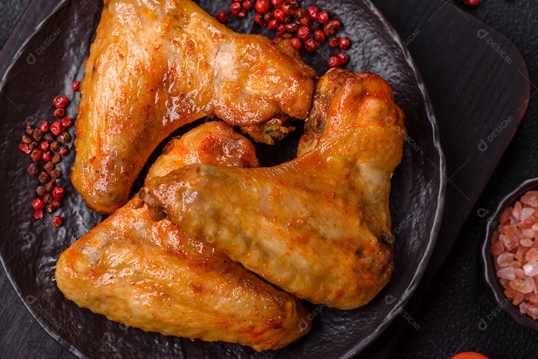 A imagem mostra pedaços de frango frito ou assado, possivelmente asas ou coxas da asa, servidos como aperitivo ou refeição